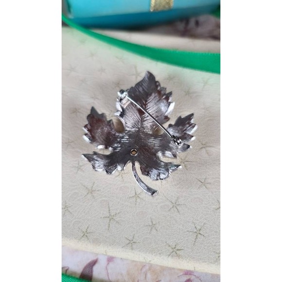 Silver Faux Pearl Maple Leaf Shaped Brooch - Picture 10 of 10